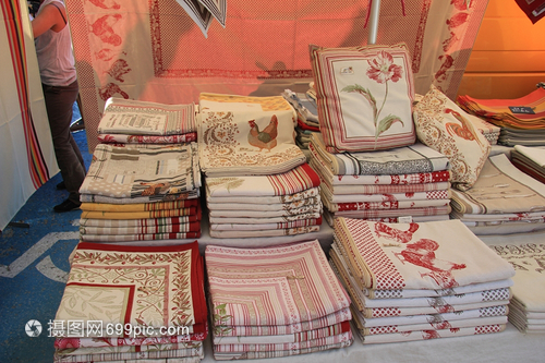 當(dāng)?shù)厥袌?chǎng)上的傳統(tǒng)紡織精品
