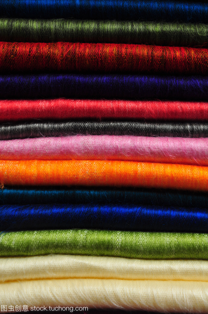 堆疊的溫暖 鮮艷蓬松羊駝毛毛毯的編織魅力